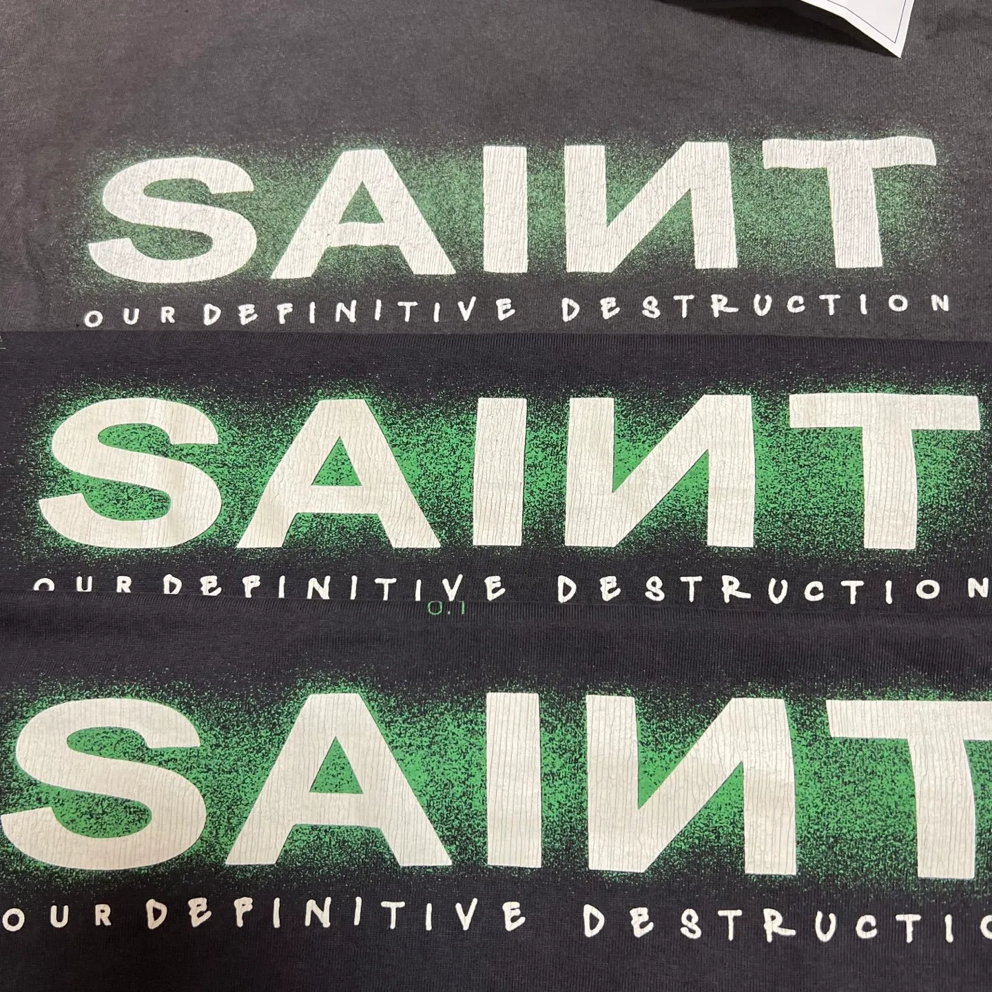 Comparison of printing proofs SAINT MXXXXXX SAINT SS TEE/BLK Green SAINT BOX LOGO short sleeves Washed black S-XL Look for cylindrical fabrics without side seams. Don’t buy open width ones anymore. It’s boring. Asut garment dyeing. Spray the whole piece with Ma Liu. Then spray the heavy parts to fade. The collar and cuffs are frayed. Many hangings are frayed. Complete accessories. With little angel anti-counterfeiting label.